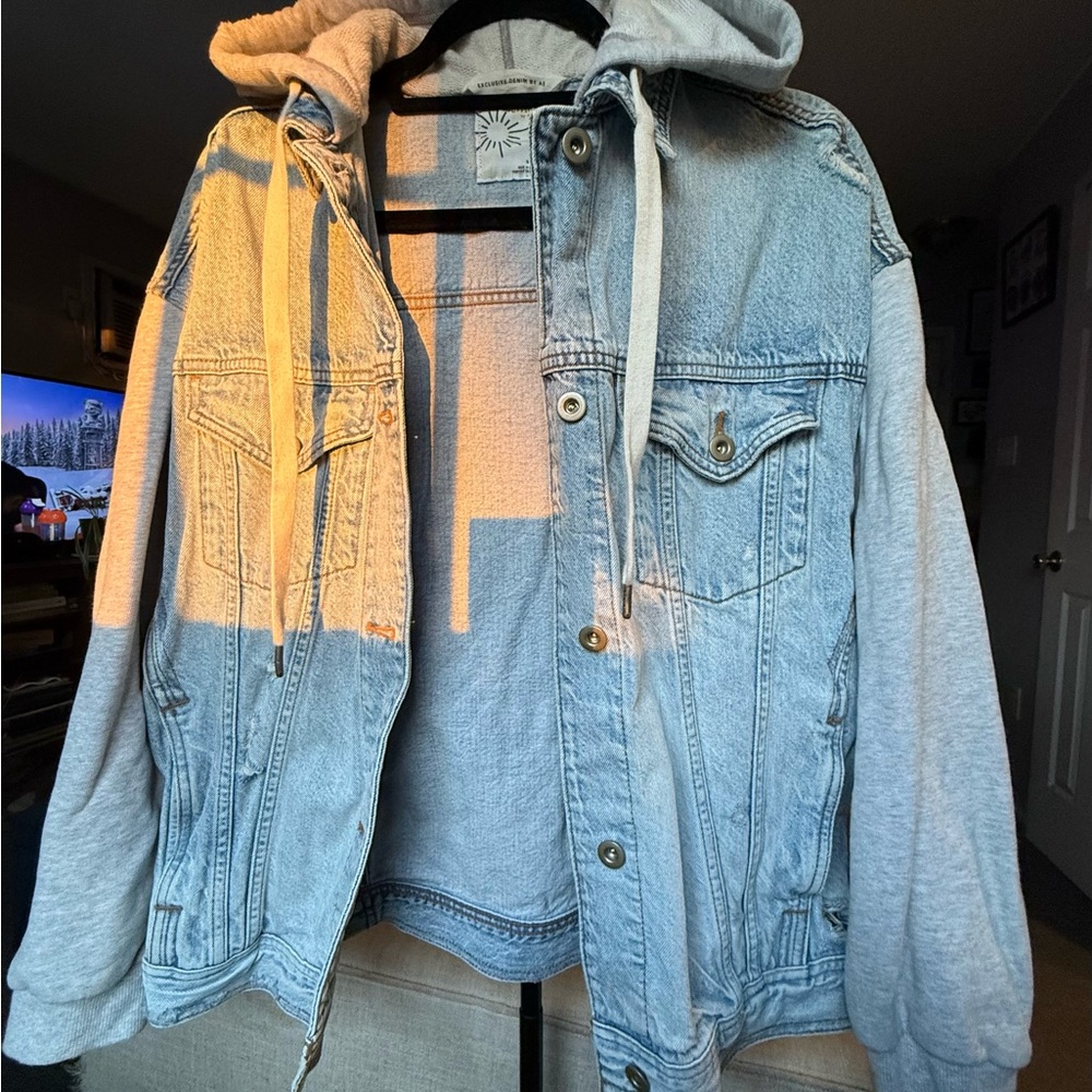 American Eagle Outfitters Light Blue Denim Jacket with Cream Hoodie